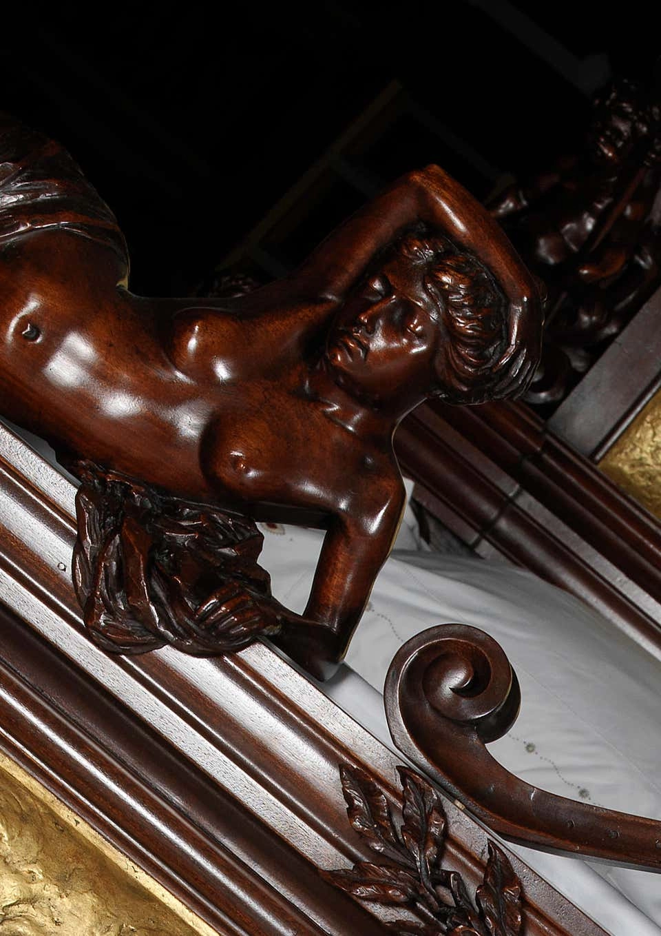 Antique Royal Sketched Carving Bed | Wooden City Crafts